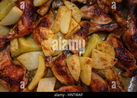Gebackenes Huhn und Kartoffeln Backblech Stockfoto