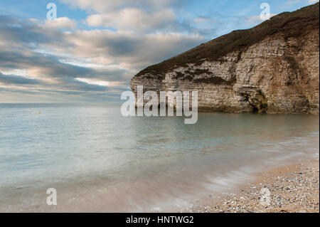 Sommer Abend Blick auf felsigen Strand, hoch aufragenden Kreidefelsen und ruhiger See North Landing, Flamborough Head an der Ostküste von Yorkshire, England. Stockfoto