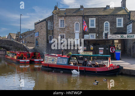 Blick auf bunte Kanalboote vertäut in der Kanal-Becken auf der Leeds und Liverpool Canal in der Stadt Skipton, North Yorkshire, England. Stockfoto