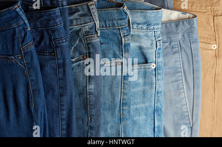 Bunte Jeans Hose Stack Textur. Andere Farbe jeans Stockfoto