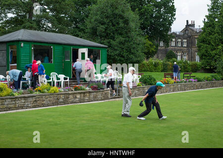 Teilnehmer und Zuschauer auf ein Krone grün-Bowling-Spiel auf dem Bowling Green in das Dorf von Burley In Wharfedale, West Yorkshire, England. Stockfoto