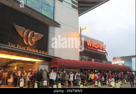 Menschen in die Warteschlange an der Peak Tram Station in Hong Kong. Stockfoto