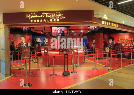 Menschen besuchen Sie Madame Tussauds an Victoria Peak in Hong Kong. Stockfoto