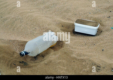 Viele Arten von Rubbishes am Strand. Stockfoto