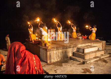 Hindu, Service, Ganga Aarti, spät abends, auf dem berühmten, Baden, Ghats. Die Kultur von Varanasi, ist eng verbunden mit Stockfoto