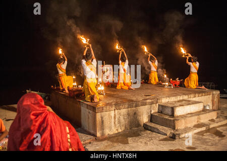 Hindu, Service, Ganga Aarti, spät abends, auf dem berühmten, Baden, Ghats. Die Kultur von Varanasi, ist eng verbunden mit Stockfoto