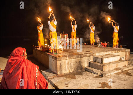 Hindu, Service, Ganga Aarti, spät abends, auf dem berühmten, Baden, Ghats. Die Kultur von Varanasi, ist eng verbunden mit Stockfoto