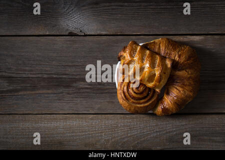 Roll, Croissant und Apple Zimtschnecke auf weißen Teller. Stockfoto