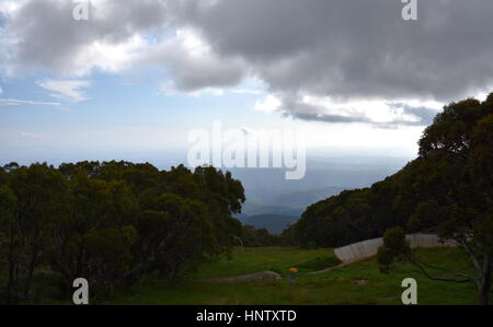 Aussicht vom Gipfel des Mt Baw Baw an einem bewölkten Tag. Mount Baw Baw ist ein Berg der Great Dividing Range, befindet sich in Victoria, Australien. Stockfoto