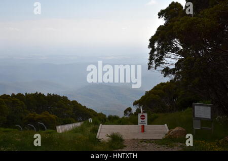 Mt Baw Baw, Australien - 4. Januar 2017. Mt Baw Baw Alpine Ski Resort an einem bewölkten Tag. "Run geschlossenen" im Sommer. Stockfoto