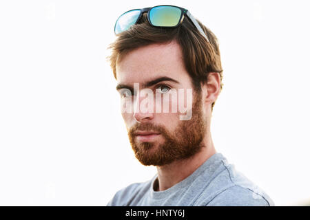 Kaukasische bärtige Blick in Kamera mit Sonnenbrille auf Kopf Stockfoto