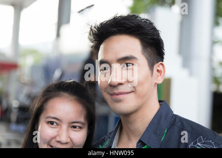 Chiang Mai, Thailand - 21. Mai 2016: Fun Thanawat Wattanaputi oder Papst, berühmte thailändische Schauspieler nehmen Foto mit seinem Fanclub bei Toyota Street Festival in Stockfoto