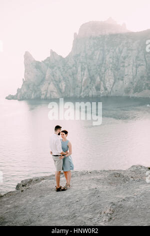 Kaukasischen Mann umarmt Frau am Strand Stockfoto