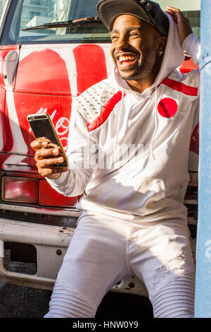 Schwarzen Mann posiert für Handy Selfie lachen Stockfoto