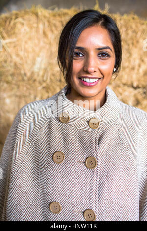 Porträt von lächelnden Inderin tragen poncho Stockfoto