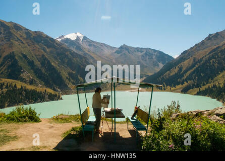 Kaukasische Frau Gemälde Berglandschaft Stockfoto