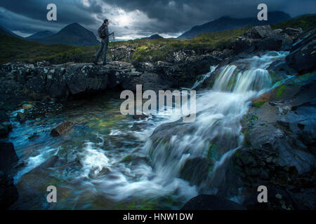 Kaukasischen Frau in der Nähe Fluss fließt über Felsen wandern Stockfoto