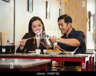 Chinesischer Mann Gießen Tee für die Frau im restaurant Stockfoto