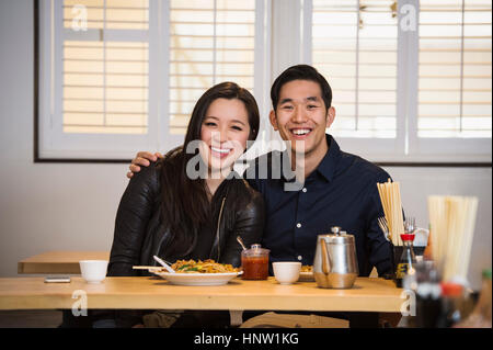 Lächelnd chinesisches Ehepaar umarmt im restaurant Stockfoto