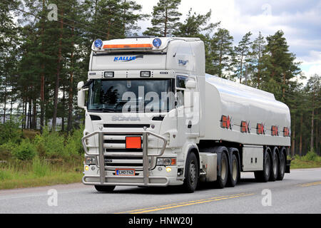 RASEBORG, Finnland - 11. Juni 2016: Weiß Scania R500 halb Kallio Logistik Oy Transporte Benzin ADR 33-1203 in Finnland am Highway Stockfoto