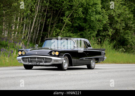 KARJAA, Finnland - 5. Juni 2016: Klassisch Schwarz Ford Thunderbird Auto, wahrscheinlich Jahre 1960, bewegt sich entlang der Autobahn im Sommer. Stockfoto