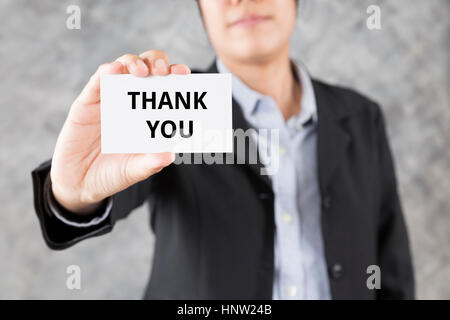 Geschäftsmann zeigt Visitenkarte mit Wort-danke Stockfoto