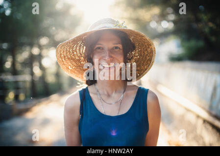 Lächelnd kaukasischen Frau tragen Sonnenhut Stockfoto