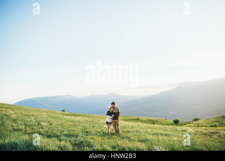 Kaukasische paar umarmt im Feld Stockfoto