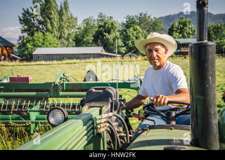 Porträt des kaukasischen Landwirt Traktor Stockfoto