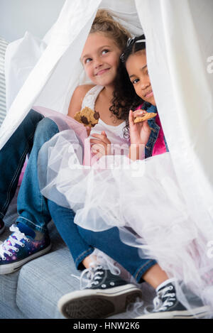 Mädchen tragen Tutus in Decke Fort auf sofa Stockfoto