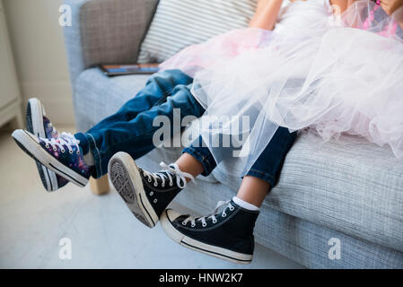 Beine der Mädchen tragen Tutus auf sofa Stockfoto