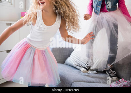 Mädchen tragen Tutus tanzen auf sofa Stockfoto