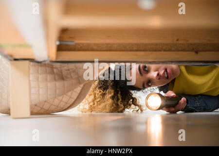 Gemischte Rennen Frau auf der Suche nach Bett mit Taschenlampe Stockfoto