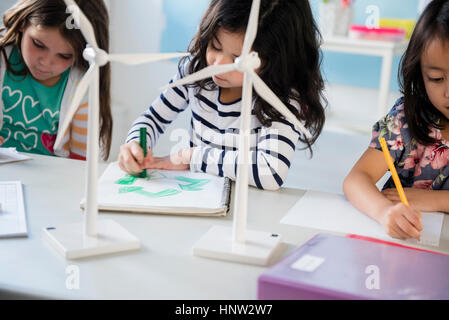 Mädchen lernen über Windmühlen und recycling im Klassenzimmer Stockfoto