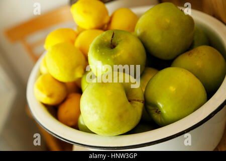 Schale mit Äpfeln und Zitronen Stockfoto