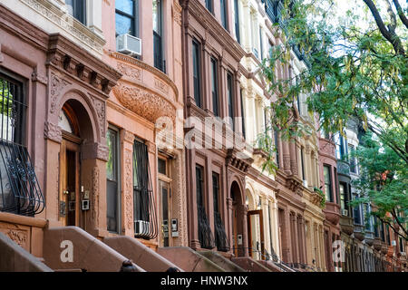 Reihe von Brownstones in Stadt Stockfoto