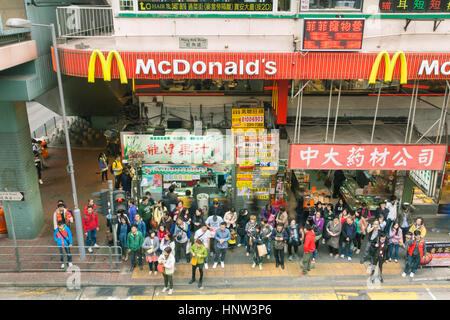 Hong Kong - Februar 18: Leute warten auf Signal für die Überquerung der Straße in Mong Kok Bezirk, Kowloon, Hong Kong am 18. Februar 2014. Stockfoto