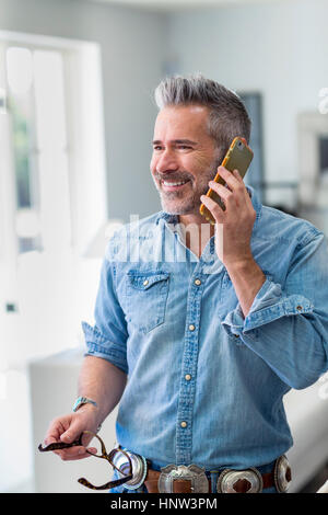 Kaukasischen Mann mit Brille reden über Handy Stockfoto