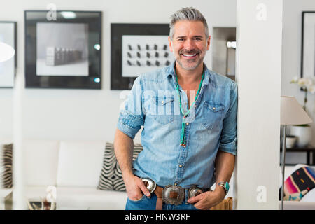 Lächelnder kaukasischen Mann stützte sich auf Säule Stockfoto