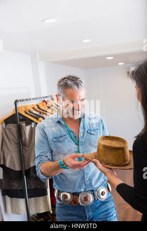 Frau mit Hut Mann im store Stockfoto