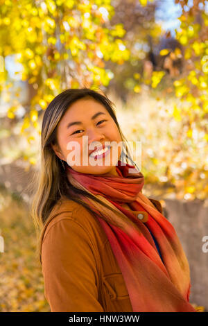 Porträt von lächelnden Asiatin im Herbst Stockfoto