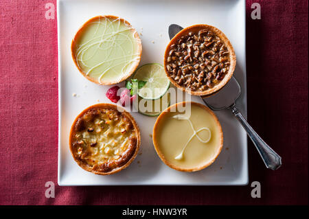 Mini-Törtchen auf Tablett Stockfoto