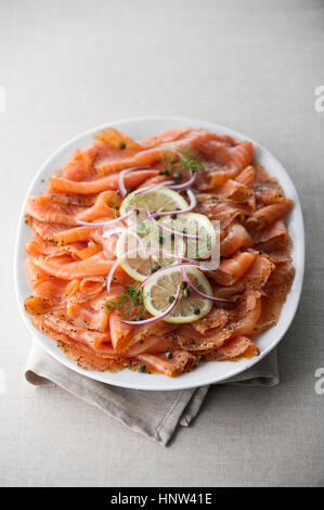 Platte mit geräuchertem Lachs Stockfoto