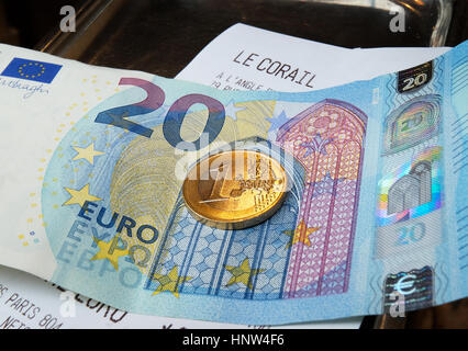 Eine Rechnung bezahlt mit Euro-Banknoten und Münzen in einem Café in Paris Stockfoto