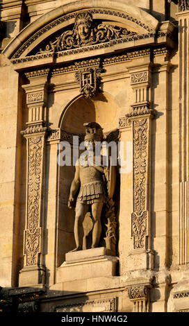 Louvre-Museum, Paris: Eine römische Zahl in Stein gemeißelt ziert die Fassade des Musée du Louvre, Paris Stockfoto