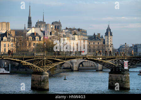 Die Pont des Arts oder Passerelle des Arts ist eine Fußgängerbrücke in Paris, die den Fluss überquert. Es verbindet das Institut de France und die centra Stockfoto