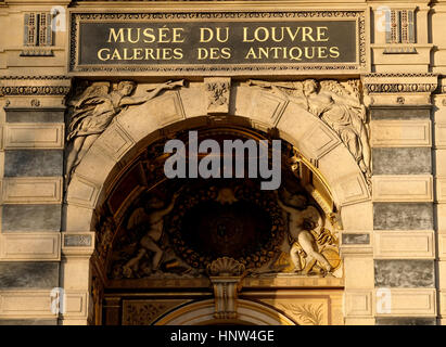 Melden Sie sich auf die Steinarbeiten außerhalb das Musée du Louvre, Galeries des Antiquitäten am Ufer der Seine in Paris Stockfoto