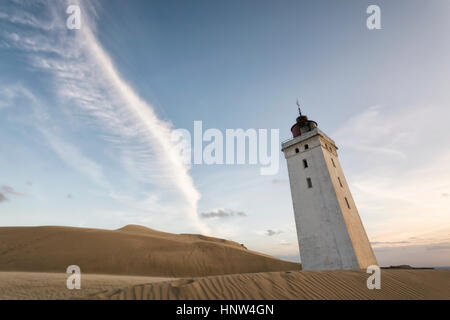 Entfernten Turm lehnt in Sanddünen Stockfoto