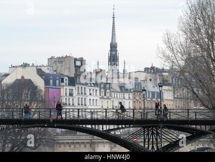 Valentinstag: Ein junges Paar küssen auf der Brücke Pont des Arts in Paris, Frankreich. Stockfoto