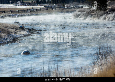 Nebel am Fluss Stockfoto